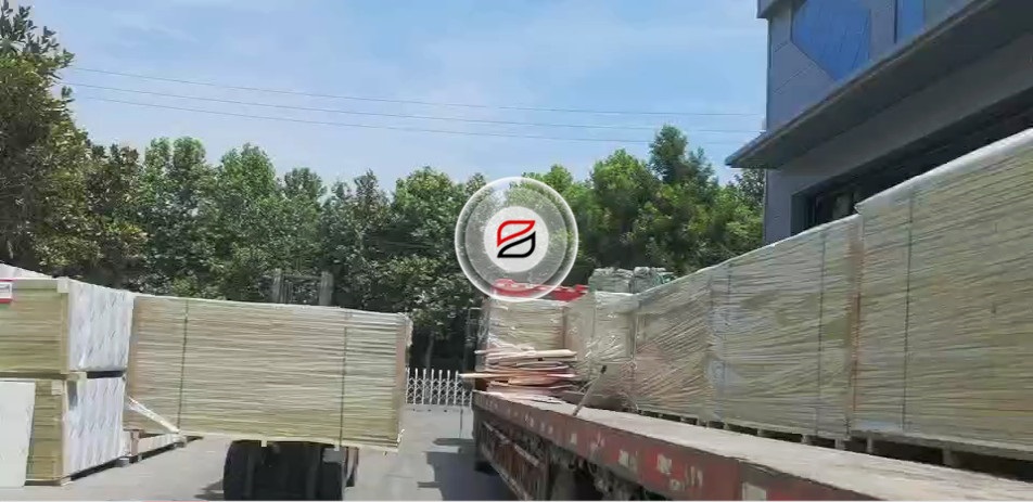 <b>巖棉外墻保溫一體板裝車(chē)</b>